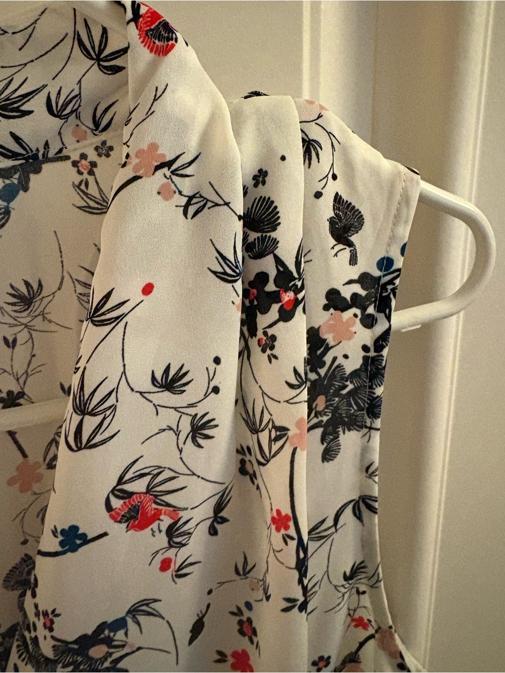 Laundry by Shelli Segal White Floral Sleeveless V-Neck Blouse - Picture 3 of 16